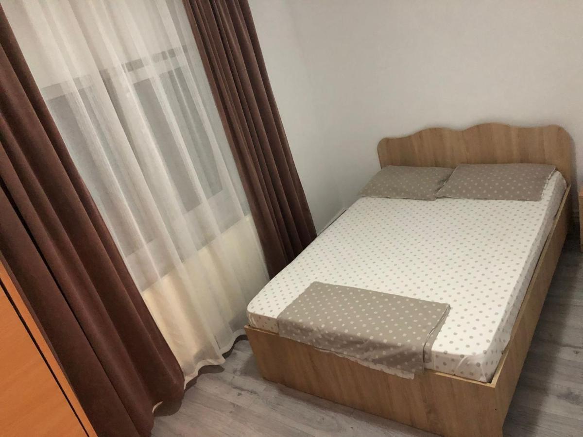 Apartament Targoviste In Regim Hotelier Cu 2 Camere Екстериор снимка